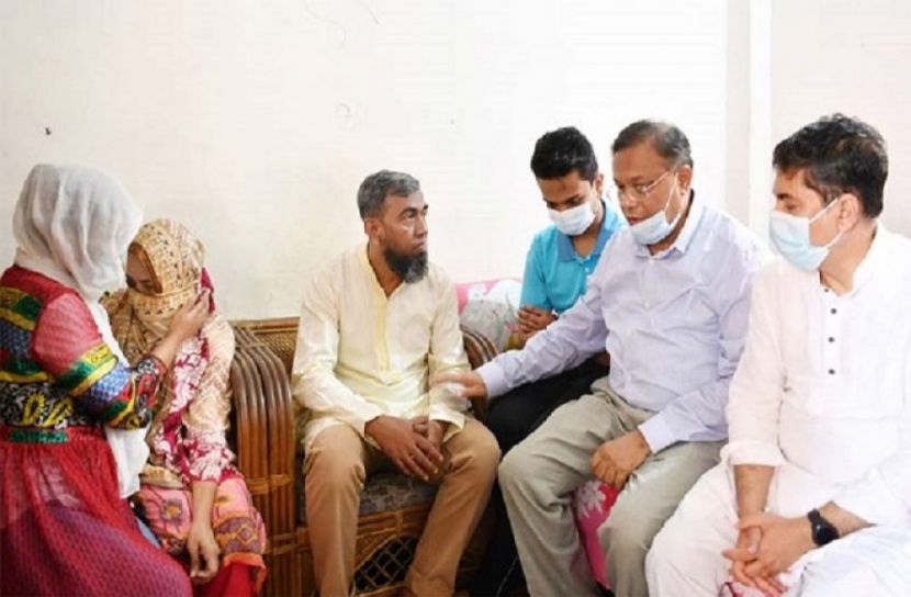নিহত কলেজ ছাত্রী প্রীতির পরিবারের সদস্যদের সমবেদনা জানাচ্ছেন তথ্য ও সম্প্রচারমন্ত্রী ড. হাছান মাহমুদ