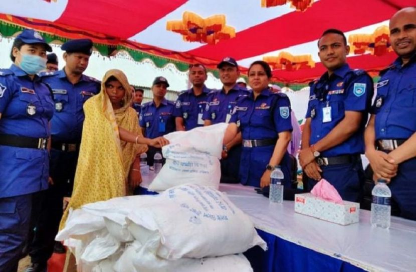 উলিপুরে জেলা পুলিশের পক্ষ থেকে খাদ্য সামগ্রী বিতরণ
