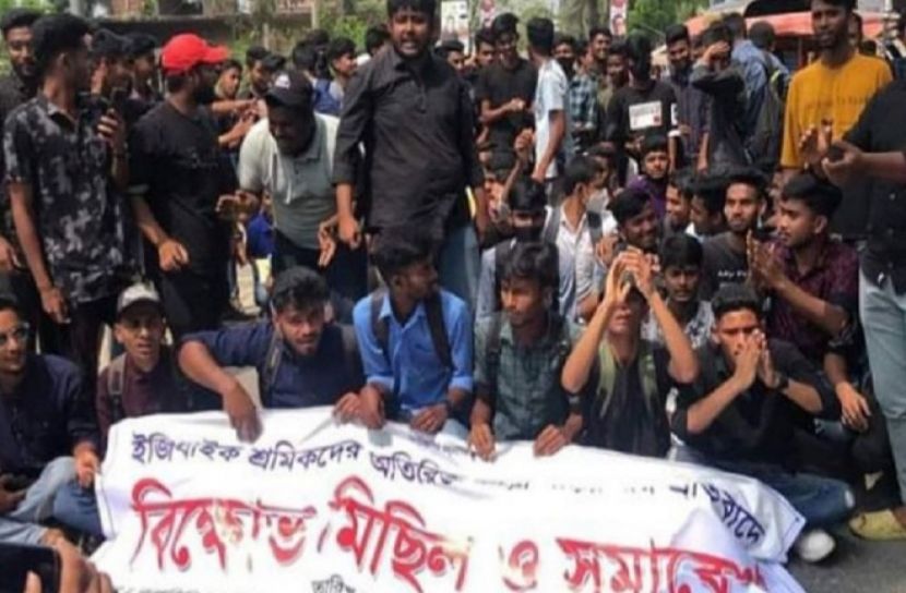মাদারীপুরের কালকিনিতে যানবাহনে অতিরিক্ত ভাড়া আদায়,  ফের বিক্ষোভ  করেছেন কলেজ শিক্ষার্থীরা