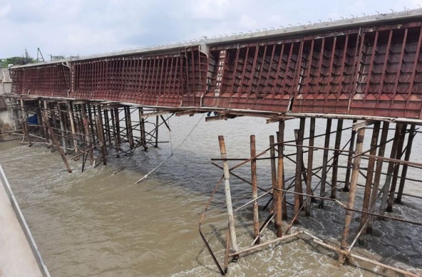 বলগেটের ধাক্কায় ভেঙে পড়েছে নির্মাণাধীন ব্রিজের স্টেজিং