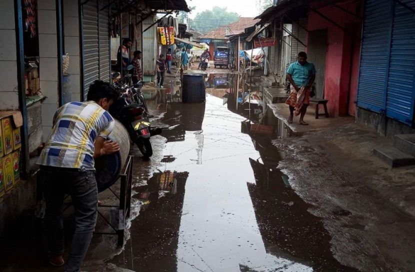 সংস্কারের অভাবে গড়েয়া হাটের ড্রেনগুলো দুর্ভোগের কারণ