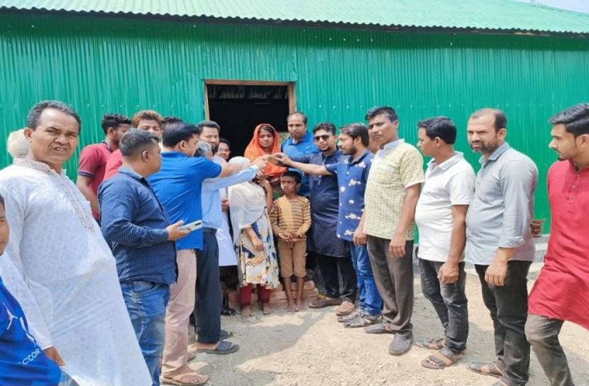 অসহায়কে ঘর উপহার দিলেন রকিব ওয়েল ফেয়ার ফাউন্ডেশন 