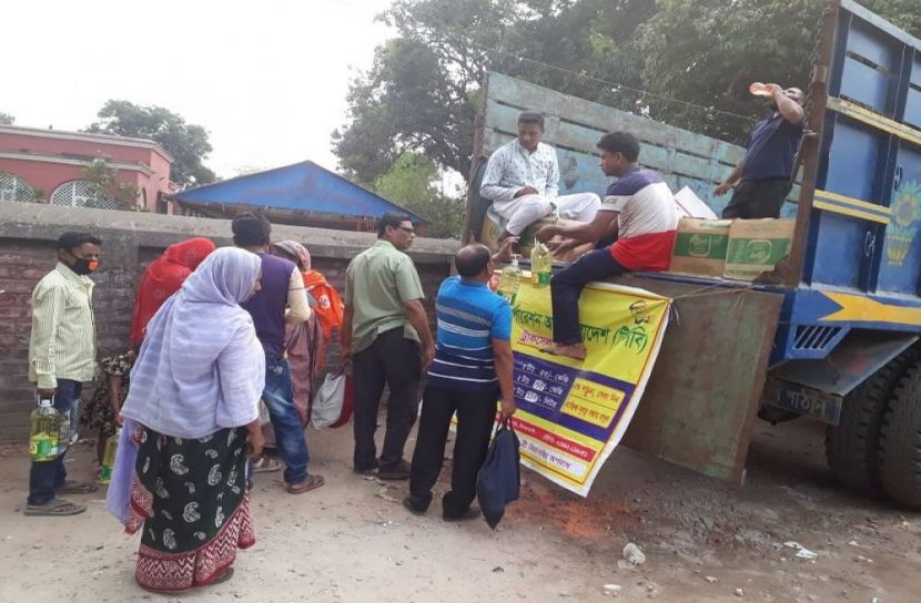 সৈয়দপুরে টিসিবি’র লাইনে গরীবের সাথে মধ্যবিত্তরা