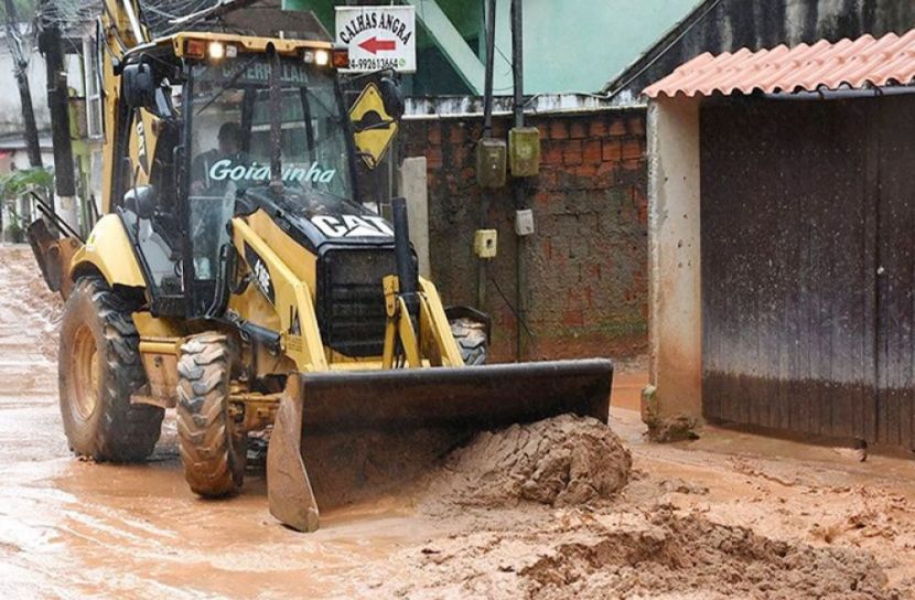 ভারী বর্ষণের ফলে সৃষ্ট আকস্মিক বন্যা এবং ভূমিধস (ছবি: সংগৃহীত)