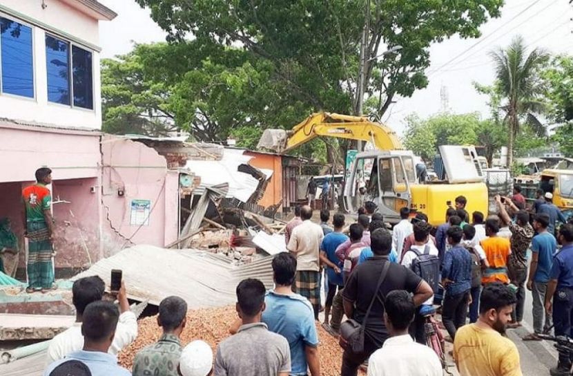 সড়ক ও জনপথের জায়গায় অবৈধ স্থাপনা-বোয়ালমারী,ফরিদপুর।