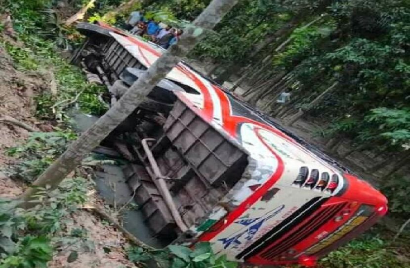 ঝালকাঠিতে যাত্রীবাহী বাস খাদে পড়ে আহত ১০