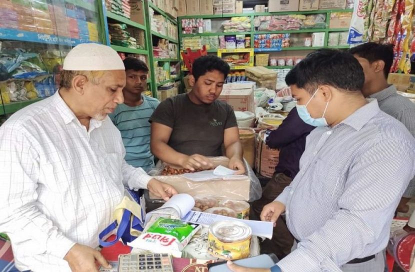টেকনাফে ৮ প্রতিষ্ঠানকে জরিমানা করেছে ভ্রাম্যমান আদালত