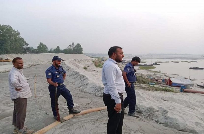 ভূঞাপুরের বাংলা ড্রেজারের পাইপ ধ্বংস করে দিয়েছে উপজেলা প্রশাসন