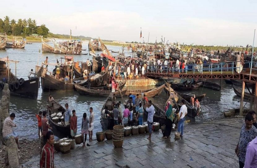 সাগরে জলদস্যুদের উৎপাত, মিলছে না মাছ