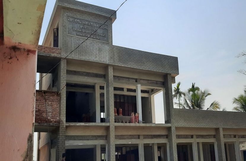   সেনবাগে স্কুল ভবন নির্মাণে অনিয়মের অভিযোগ