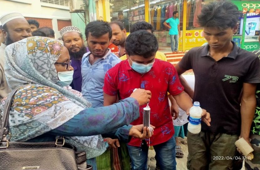 ঈশ্বরগঞ্জে বাজার পরিদর্শন করে দুধের মান পরীক্ষা