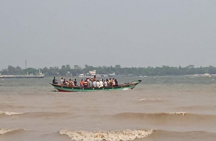মুন্সীগঞ্জ সদর থেকে গজারিয়া ঝুঁকি নিয়ে পারাপার