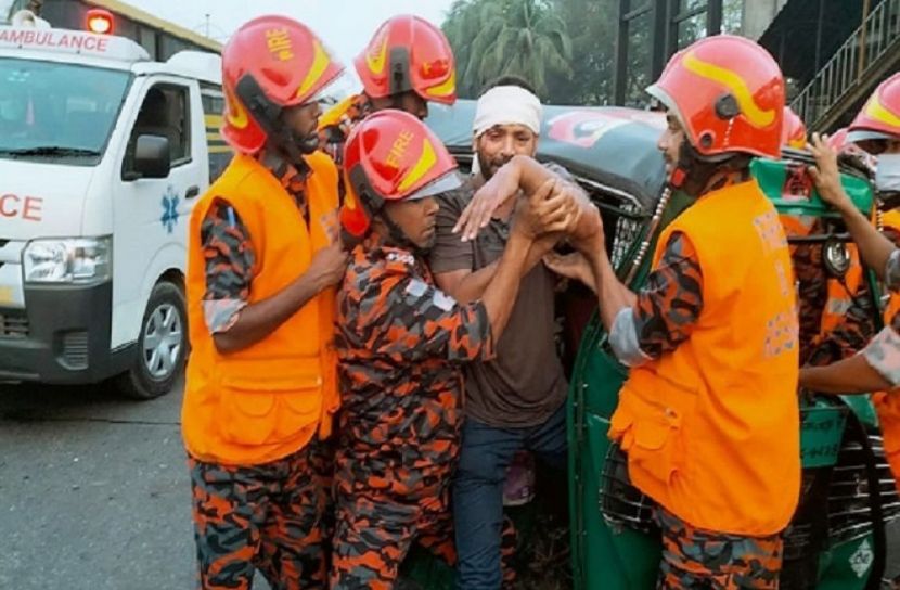 বাসের ধাক্কায় সিএনজিচালক আহত