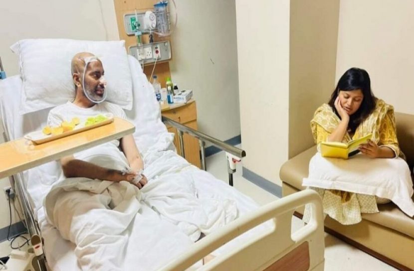ব্রেন টিউমারে আক্রান্ত স্বামীকে বই পড়ে শোনাচ্ছেন স্ত্রী!