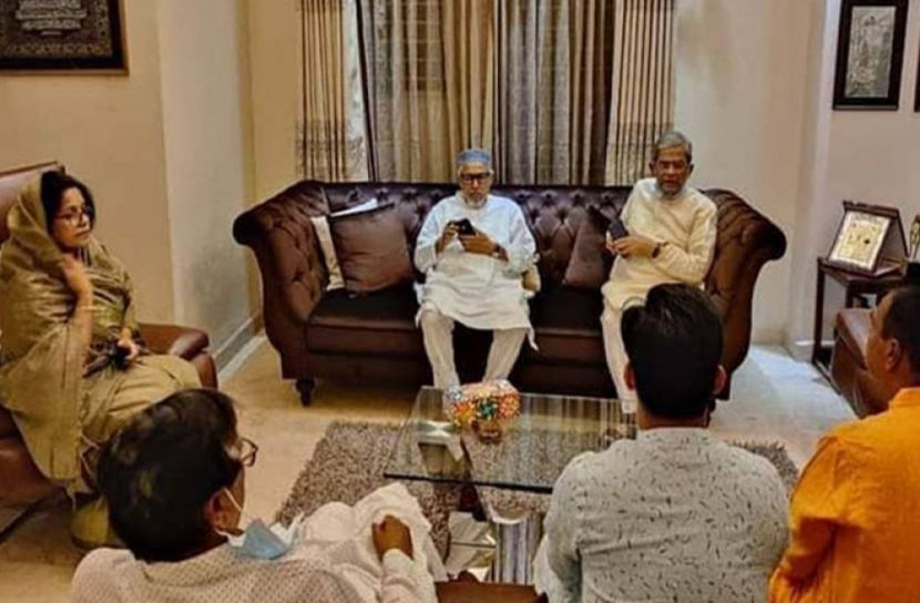 সন্ধ্যায় ইশরাকের গুলশানের বাসায় গিয়ে তার পরিবারের সদস্যদের সমবেদনা জানান ফখরুল (ছবি: সংগৃহীত)