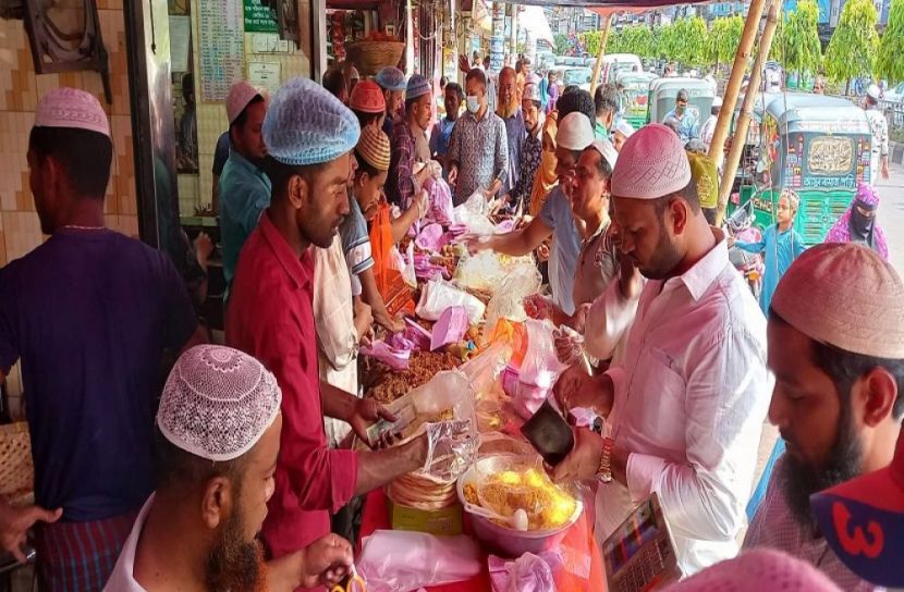 ভিন্ন স্বাদের মুখরোচক বাহারি  ইফতার