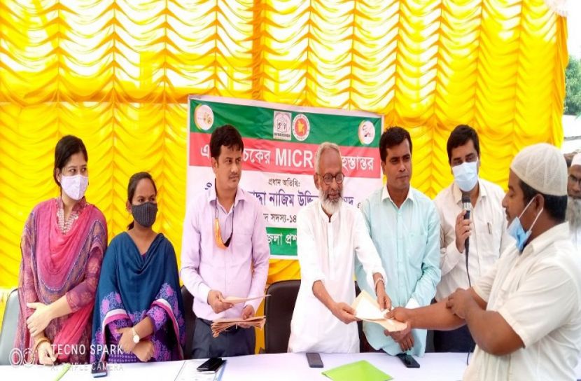 ব্যবসায়ি ক্ষতিপূরণ চেক হস্তান্তর
