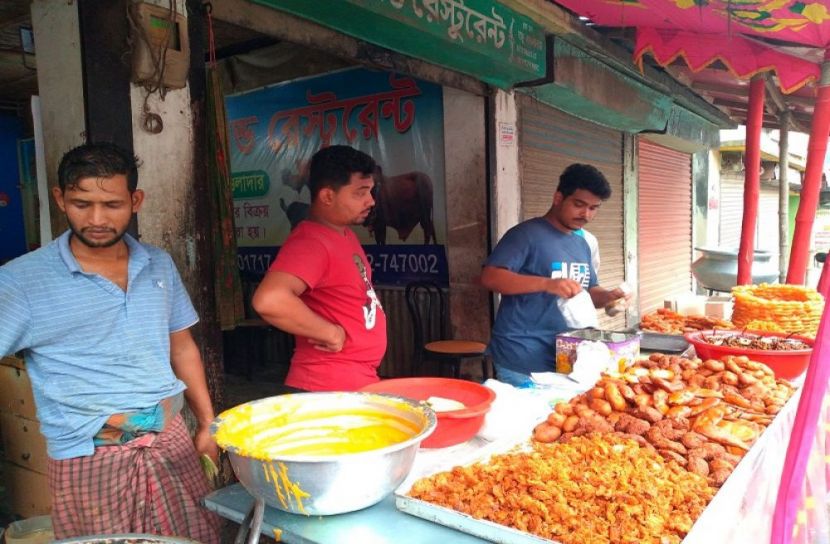মাদারীপুরে দেরিতে হলেও জমে উঠেছে ইফতারি বাজার
