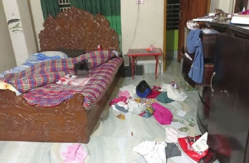 সাড়ে ৭ লক্ষাধিক টাকা লুট