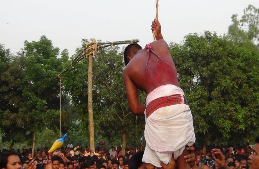 ঠাকুরগাওয়ে বুড়া শিব মন্দিরে চড়ক পূঁজা অনুষ্ঠিত