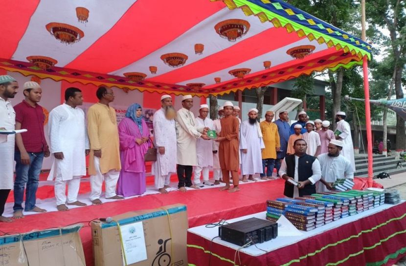 মাহে রমজান উপলক্ষে উপহার সামগ্রী বিতরণ