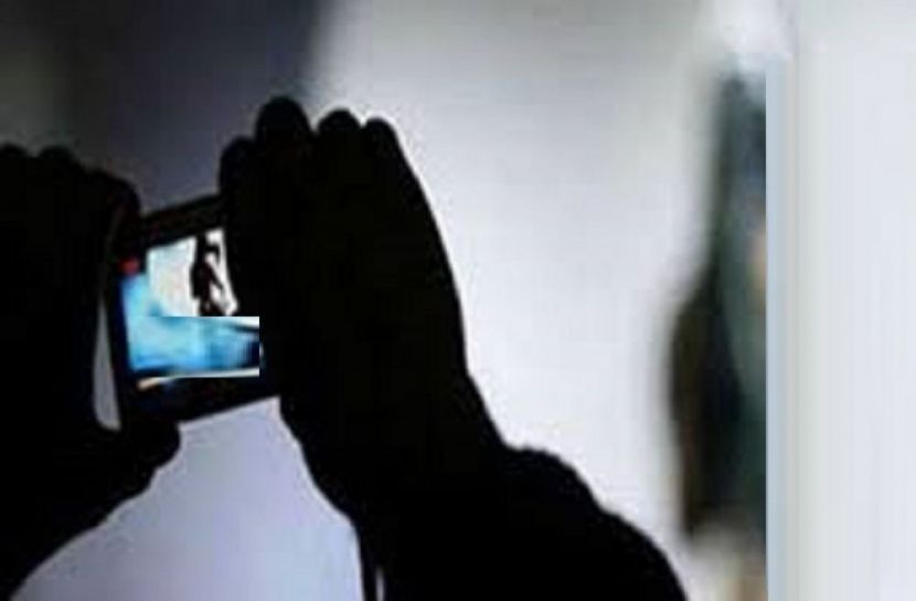 ঈশ্বরগঞ্জে ভিডিও ভাইরাল করে দেয়ার হুমকি