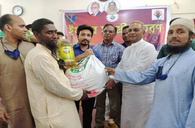 বোয়ালমারীতে দরিদ্রদের মধ্যে ইফতার সামগ্রী বিতরণ