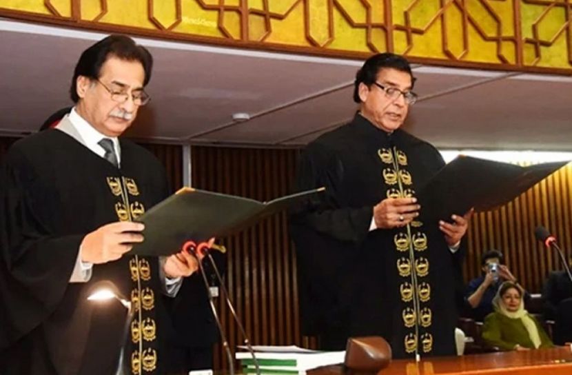 সংক্ষিপ্তভাবে সম্পন্ন করেয়া হয় তার শপথগ্রহণের আনুষ্ঠানিকতা (ছবি: সংগৃহীত)