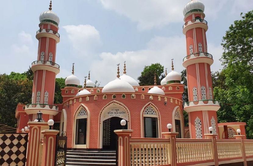 মায়ের নামে মসজিদ বানালেন রোজিনা