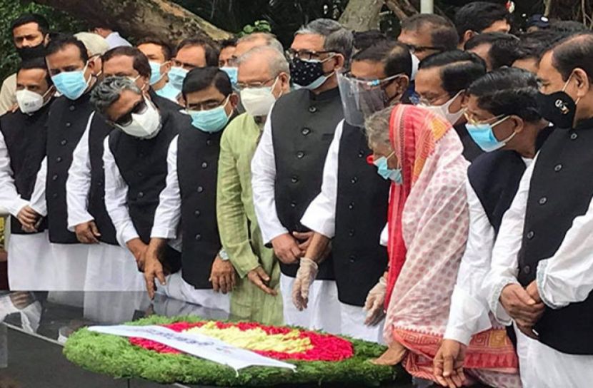 জাতির পিতার প্রতিকৃতিতে তারা শ্রদ্ধা নিবেদন করেন দলের কেন্দ্রীয় নেতারা (ছবি: সংগৃহীত)