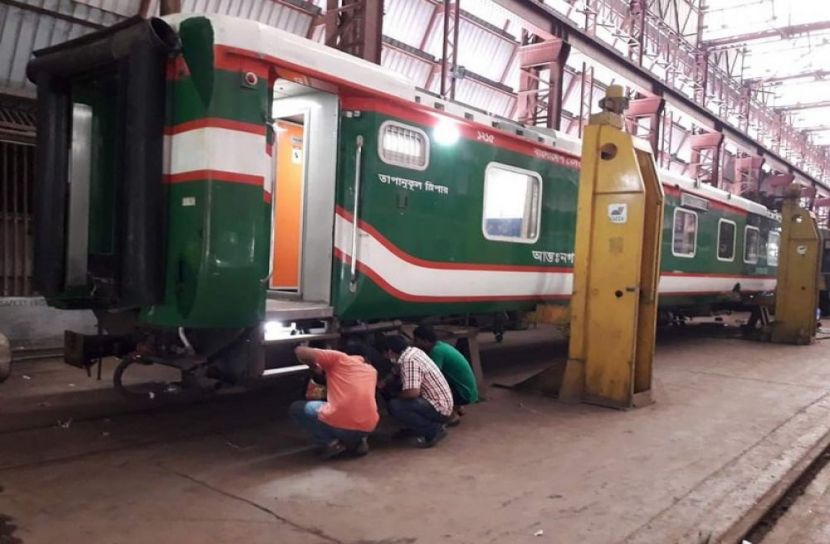 ঈদ যাত্রায় রেলে যুক্ত হচ্ছে ৫০ কোচ - সৈয়দপুর রেল কারখানায় ব্যস্ত সময় পার করছেন কর্মকর্তা-কর্মচারীরা