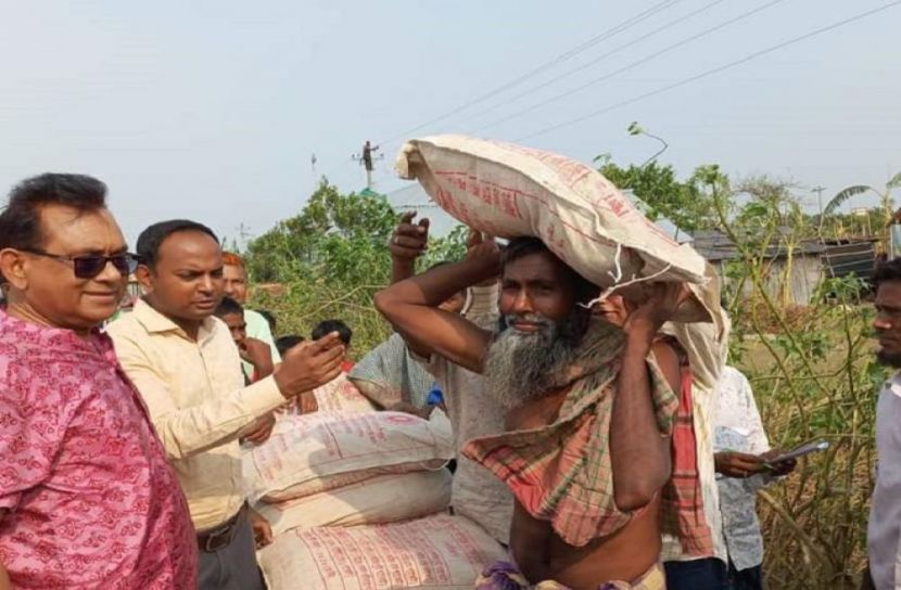 কিশোরগঞ্জের অষ্টগ্রামে ঝড়ে ক্ষতিগ্রস্তদের মাঝে ত্রাণ বিতরণ