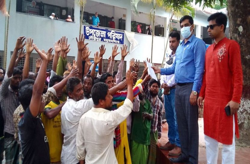 গৌরীপুরে চাঁদাবাজি বন্ধের দাবীতে স্বারকলিপি
