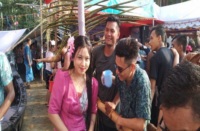 জলকেলি উৎসবের দ্বিতীয় দিনে আনন্দ—উচ্ছ্বাস