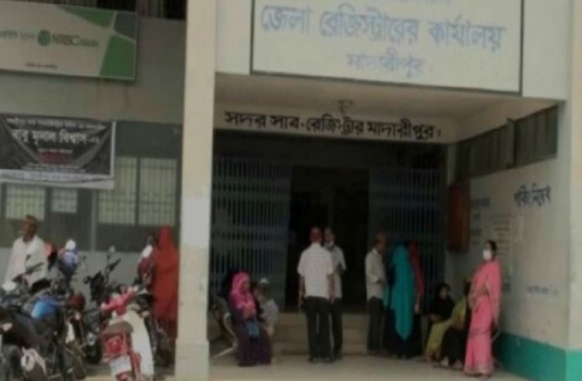প্রভাবশালীদের দৌরাত্বে অসহায় গ্রাহকরা