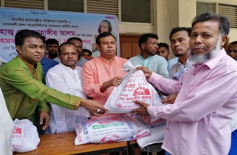 চাটখিলে খাদ্য ও ইফতার সামগ্রী বিতরণ