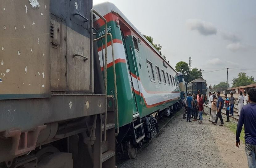 সৈয়দপুরে মিটার গেজের দুটি কোচ লাইনচ্যুত
