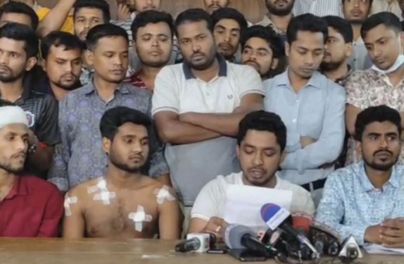 সংবাদ সম্মেলনে শিক্ষার্থীরা (ছবি: সংগৃহীত)