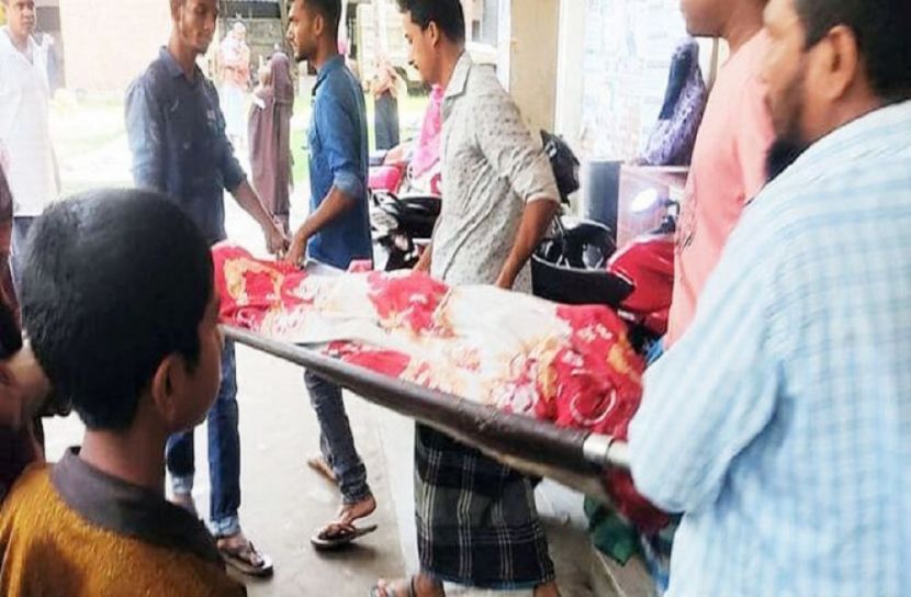 বিনা চিকিৎসায় ছেলের কোলে বাবার মৃত্যু