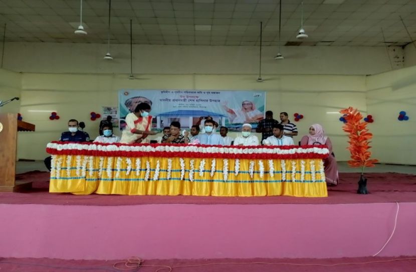 ঈশ্বরগঞ্জে শেখ হাসিনার ঈদ উপহার হস্তান্তর 