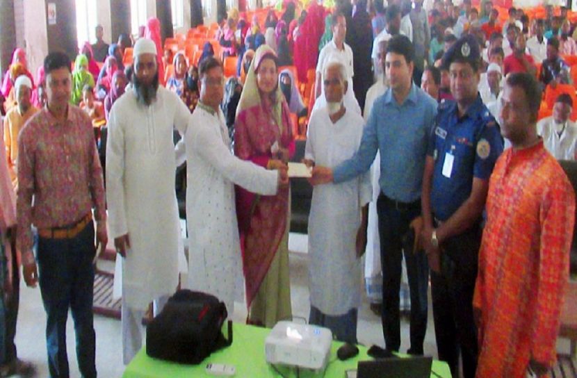 মনপুরায় নিঃস্ব পরিবারের মাঝে প্রধানমন্ত্রীর অনুদানের চেক