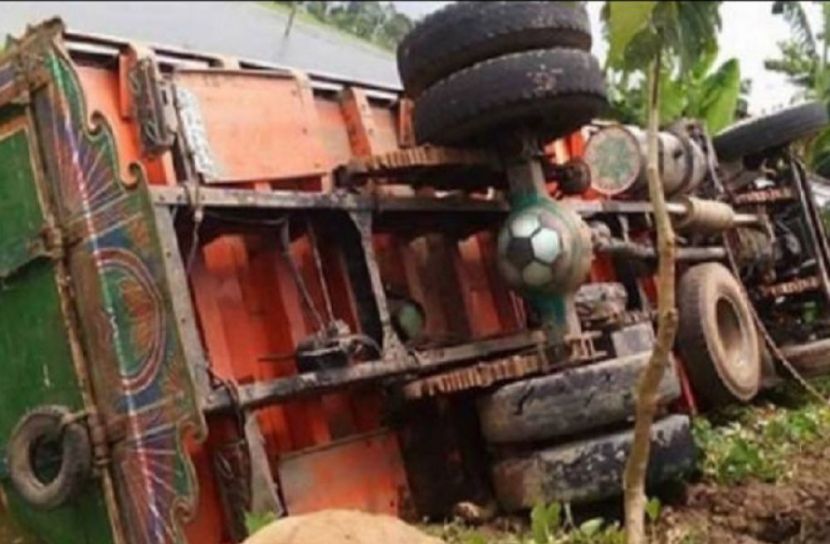 নাটোরে ট্রাক উল্টে চালক নিহত