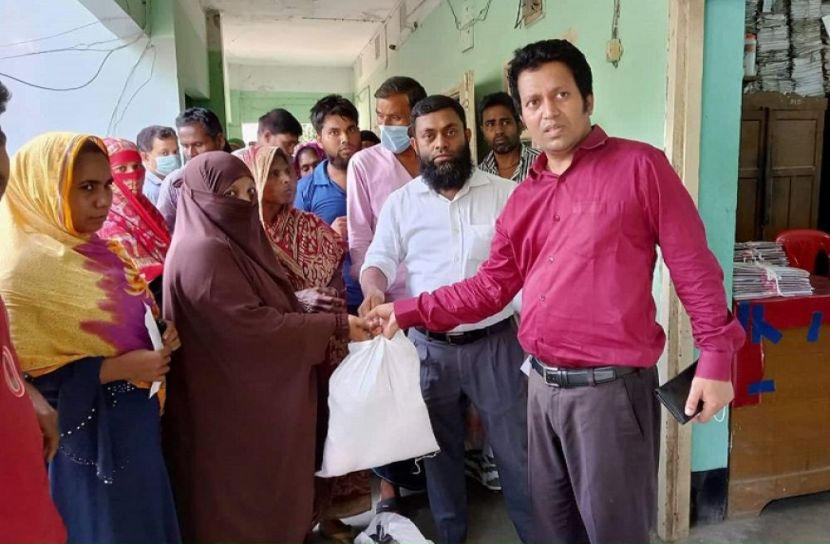 বোয়ালমারীতে ৯৯৯ এ ফোন দিয়ে  খাদ্য সহায়তা পেল ৫০ পরিবার