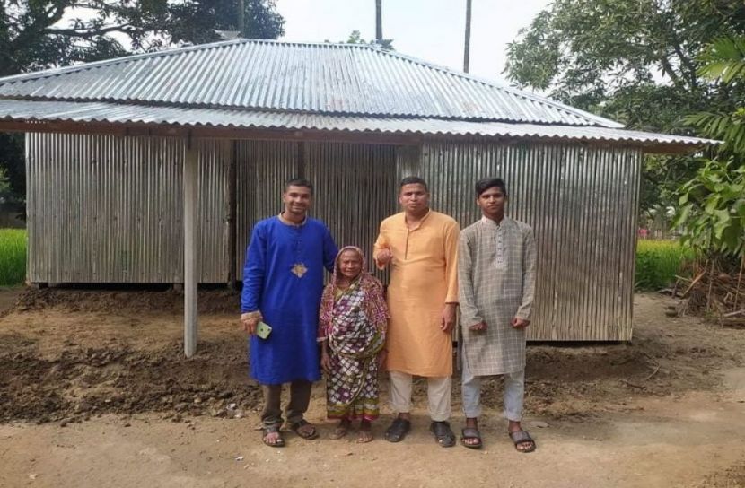 পঞ্চগড়ে অসহায় খদেজা বেগমকে ঘর উপহার দিল ‘মনুষ্যত্ব সংগঠন’