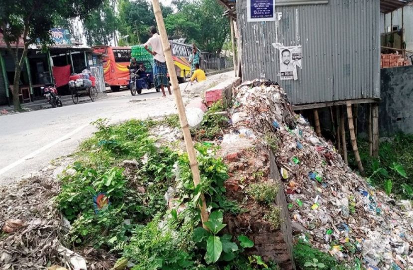 উলিপুরে কালভার্টের মুখে ময়লা জমে পানি নিস্কাশনের পথ বন্ধ