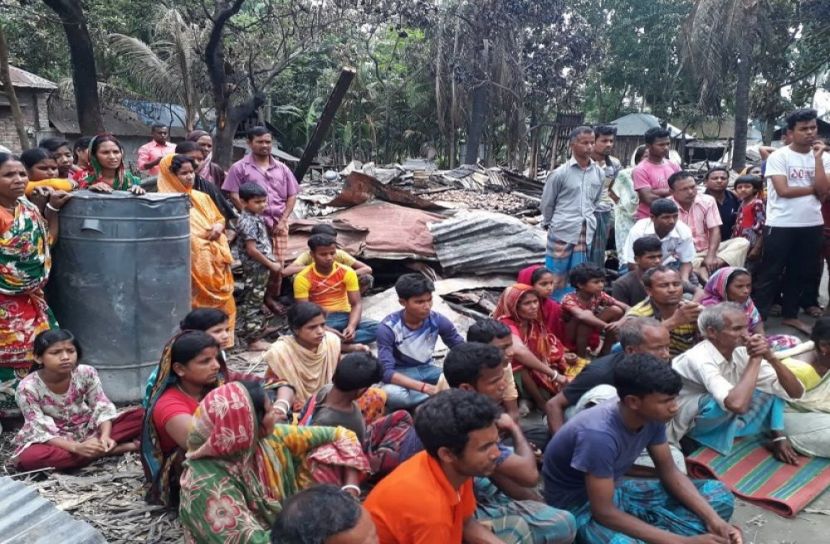 খোলা আকাশের নিচে গৃহহীন ৬ পরিবার