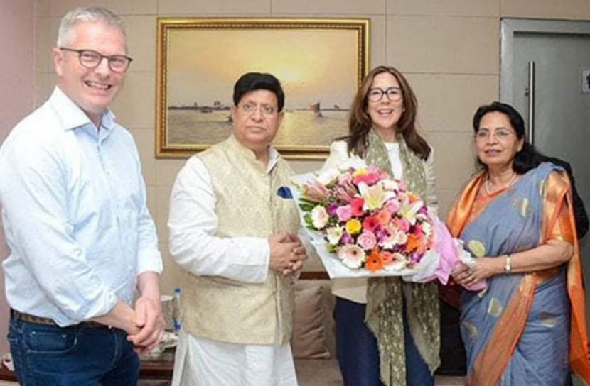 বিদায় দেন পররাষ্ট্রমন্ত্রী ড. এ কে আব্দুল মোমেন ও তার স্ত্রী সেলিনা মোমেন (ছবি: সংগৃহীত)
