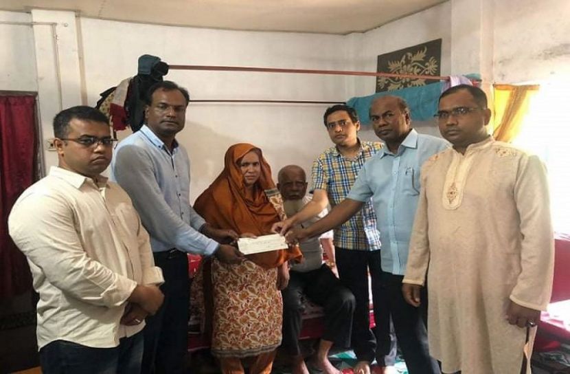 হিমেলের পরিবারকে ঈদ উপহার প্রদান করলো রাবি প্রশাসন