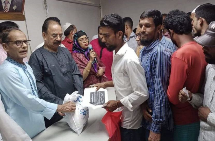 ঈদ সামগ্রী বিতরণে বিএনপি