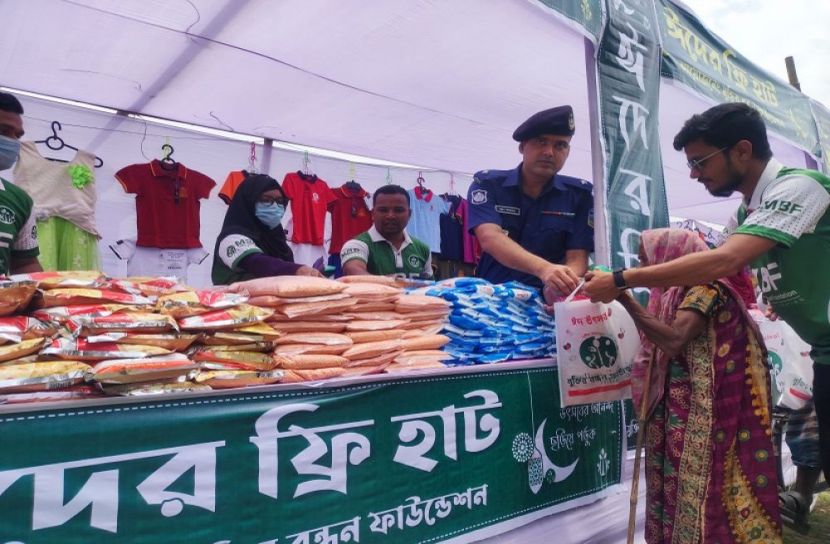 ঈশ্বরগঞ্জে ফ্রি হাটে বিনা মূল্যে পাওয়া গেল শাড়ি- লুঙ্গি